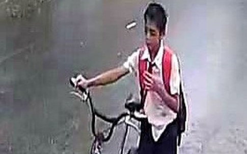 Sẽ tuyên dương nam sinh nhặt rác trên miệng cống giúp thoát nước