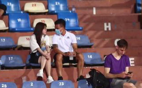 Quang Hải tình tứ với bạn gái trên khán đài