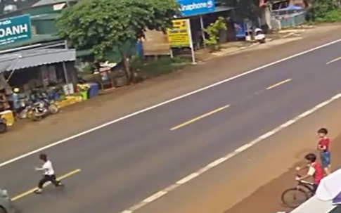 Bé trai lao qua đường bị ô tô húc văng vào lề