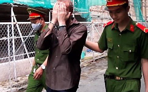 Gã Tây trộm điện thoại của nhân viên spa