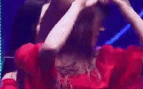 Nữ ca sĩ bị tấn công ngay trên sân khấu và sự đáng sợ của showbiz Hàn