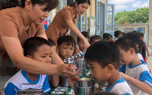 Cả năm giữ chân học trò vùng biên nhờ bữa cơm có thịt, cá