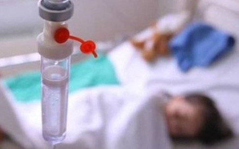 Cậu bé 3 tuổi bị teo não như cụ ông 80, vừa lật áo khám bác sĩ đã giật mình và sự thật kinh hoàng được phơi bày
