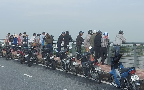 Thiếu nữ 17 tuổi bất ngờ trèo qua lan can cầu nhảy xuống sông, người dân ứng cứu bất thành