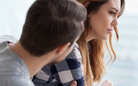 Thấy chị dâu đang bóp chặt tuýp kem đánh răng trong nhà vệ sinh, tôi định vào xem có chuyện gì thì chết đứng bởi lời nói sau lưng của mẹ chồng