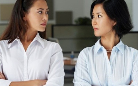 Nhìn mâm cơm trên bàn, chị chồng 'hứ' một tiếng rồi vứt tờ tiền 500 nghìn lên bàn để dằn mặt tôi