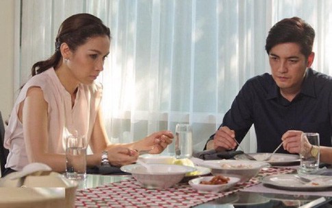 Tóm được vợ trần trụi trong khách sạn với bồ, chồng cười tươi nắm tay đề nghị 'không tưởng'