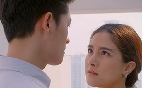 Rời khỏi tòa án, vợ cũ dúi vào tay chồng cũ một con rối gỗ nhỏ kèm câu nói nhẹ bẫng nhưng đủ khiến anh ta hoảng loạn 'đứng không vững'