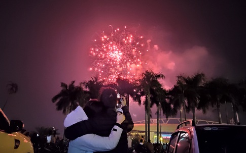 Mãn nhãn những màn pháo hoa đẹp mê hồn chào năm mới 2021 tại Hà Nội