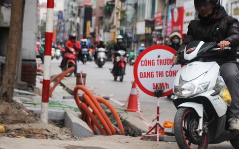 Người dân Hà Nội khốn khổ với “ma trận” rào chắn, đào đường