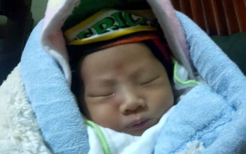 Hải Dương: Xót xa bé trai 2 tuần tuổi bị bỏ rơi trước cổng chùa lúc rạng sáng