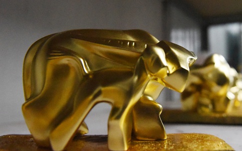 Tuyệt phẩm "trâu vàng khởi sinh" dát vàng 24k giá 10 triệu đồng hút khách chơi Tết