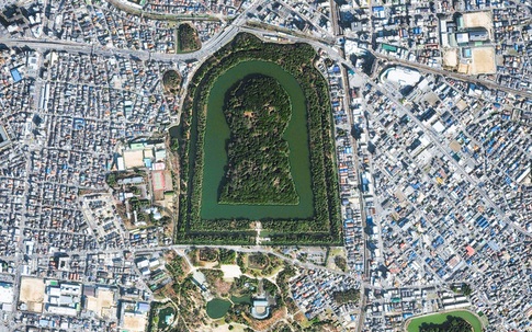 Bí ẩn khu lăng mộ lớn nhất thế giới tại Nhật Bản: Hình thù kỳ lạ, bất khả xâm phạm và là nơi yên nghỉ của "Thiên hoàng thần thoại"