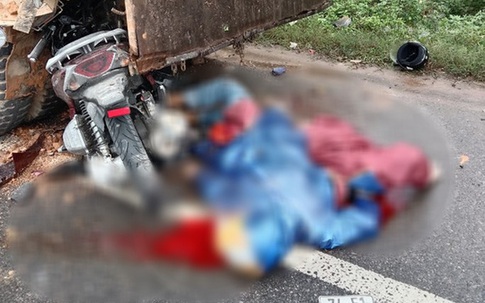 Tông vào đuôi xe tải, 2 mẹ con tử vong