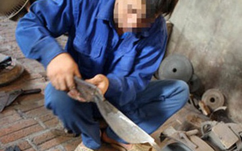 Thuê thợ rèn làm vũ khí để hỗn chiến