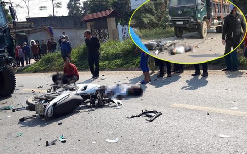 Phú Thọ: Xe máy đấu đầu xe tải khiến 2 người tử vong