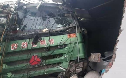 Tài xế ngủ gật, ô tô tải mất lái lao vào nhà dân