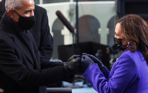 Khoảnh khắc biểu tượng khi ông Obama cụng tay với bà Harris