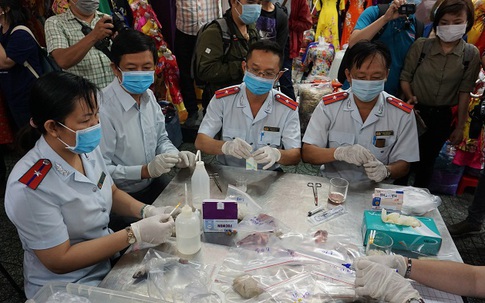 TP Hồ Chí Minh: Tiểu thương hồi hộp khi đoàn kiểm tra lấy mẫu xét nghiệm nhanh giò chả, mứt Tết