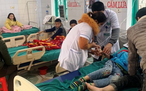 Nghệ An: Ăn sáng gần trường học, 7 học sinh tiểu học nghi bị ngộ độc