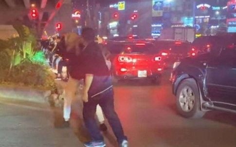 Khởi tố vụ tài xế đánh người vì nhắc dừng chờ đèn đỏ ở Hà Nội