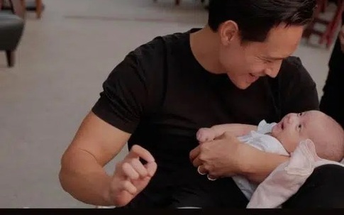 Hồ Ngọc Hà khoe khoảnh khắc Kim Lý "mê tít" bé Lisa