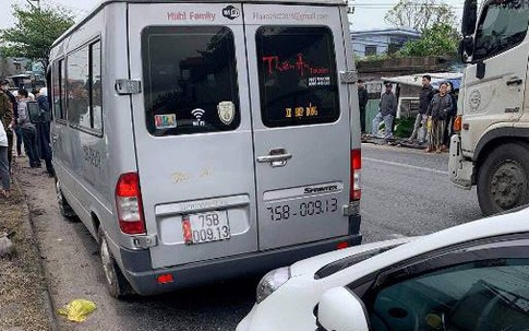 Ô tô hết hạn kiểm định chở khách lạng lách trên đường, tài xế cố thủ trên xe, chống đối CSGT