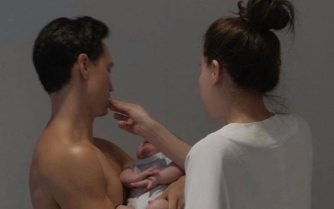 Trong khi Kim Lý bận rộn bế con, Hồ Ngọc Hà lại có hành động chăm sóc chồng cực đáng yêu