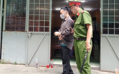 Dùng dao cạo râu "xử" vợ ngay trên phố vì nghi bị "cắm sừng"