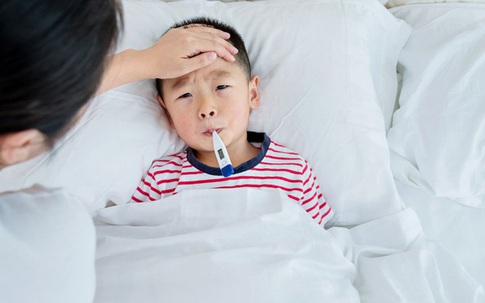 Sai lầm của người lớn khiến trẻ dễ ốm nặng khi trời rét