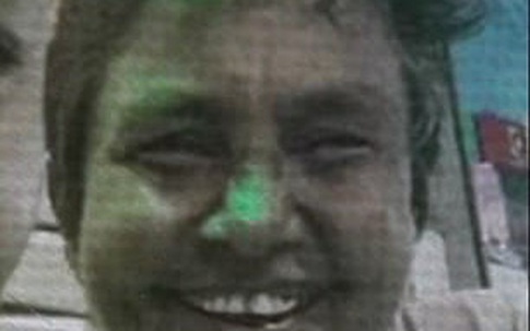 Đi tắm biển ngửi thấy mùi hôi khủng khiếp, du khách phát hiện miếng vải ló ra dưới cát để rồi chứng kiến cảnh tượng ám ảnh cả đời