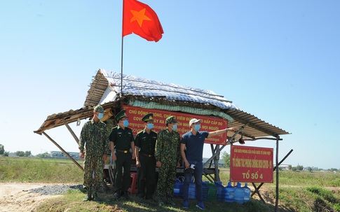 Cảm phục chiến sĩ quân hàm xanh trên tuyến đầu chống dịch