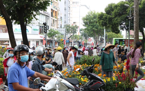 Người dân Sài Gòn kéo nhau đi mua hoa giá rẻ ngày 30 tết