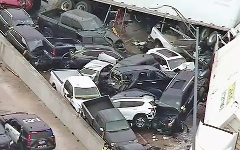 Mỹ: Hơn 130 xe đâm dồn toa vì đường trơn, gần 70 người thương vong