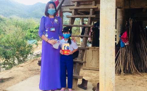 Đầu xuân, thầy cô đến nhà tặng sách, khẩu trang cho học sinh vùng cao