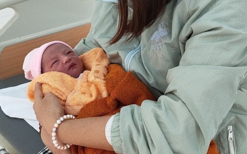 Bé trai còn đỏ hỏn bị bỏ rơi trong chiếc túi đen trước nhà dân chiều mùng 5 Tết