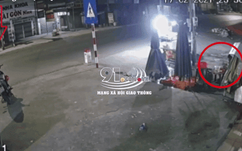 Xe khách "điên" lao kinh hoàng lên vỉa hè và khoảnh khắc người đàn ông đứng bật dậy thoát chết