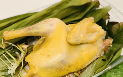 Học Hoa hậu Ngọc Hân trổ tài làm món gà hấp muối đơn giản nhưng thành phẩm ngon lạ, cả nhà ai cũng khen