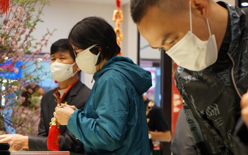 Người dân buộc phải khai báo y tế trước khi bước vào mua vàng ngày Thần tài