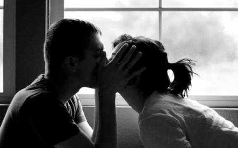 Trong lúc thân mật với bạn trai, cô gái bất ngờ bị đột quỵ, chân chuyển màu đen vì căn bệnh không ngờ