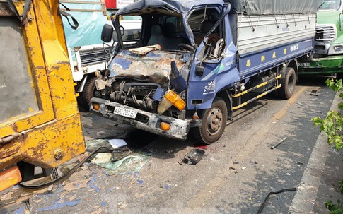 Giải cứu tài xế mắc kẹt nguy kịch trong cabin sau tai nạn liên hoàn