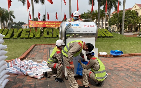 Cận cảnh việc lắp đặt cây ATM gạo đầu tiên tại Hải Dương
