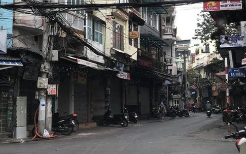Hàng quán phố cổ Hà Nội nghỉ Tết kéo dài, khách sạn rao bán la liệt bằng tờ rơi