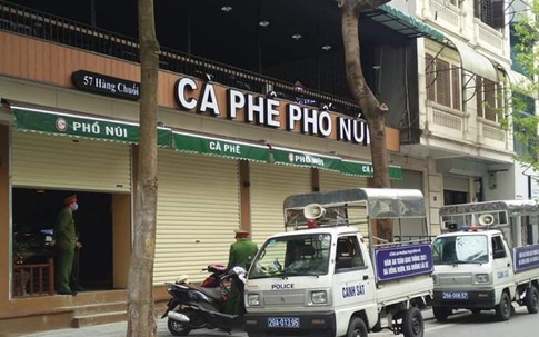 Bất chấp “lệnh” tạm dừng hoạt động, 2 quán cà phê phố Cổ Hà Nội tìm cách che mắt lực lượng chức năng để đón khách