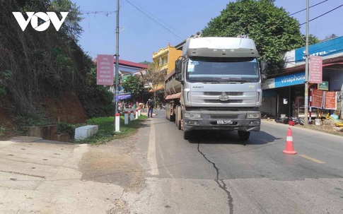 Va chạm với xe đầu kéo trên quốc lộ 6, người điều khiển xe mô tô tử vong tại chỗ