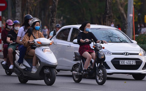 Người Hà Nội thoải mái mặc đồ hè ngay trước đợt không khí lạnh tràn về