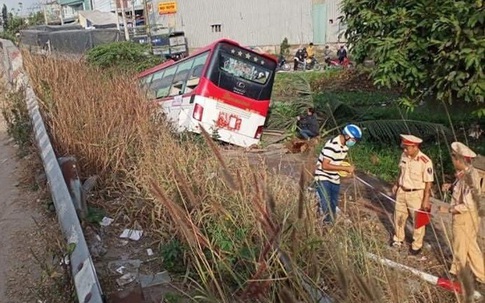 Ôtô khách lao xuống kênh ở Tiền Giang