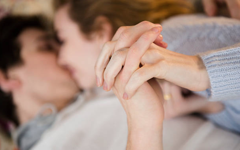 Mang điện thoại vào phòng ngủ làm giảm tần suất "yêu"