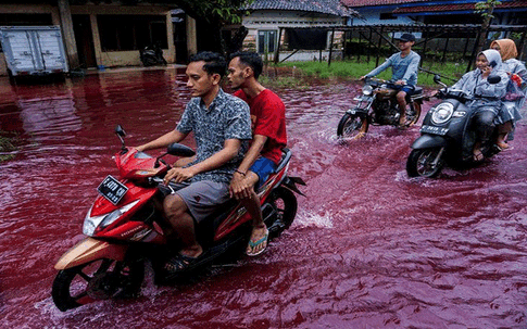 Nước lũ màu đỏ tràn vào ngôi làng ở Indonesia