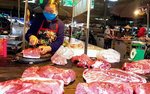 Sát Tết, giá thịt lợn bất ngờ giảm mạnh, tiểu thương "xả" hàng cắt lỗ